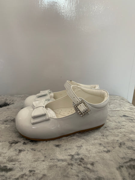 White bow shoes
