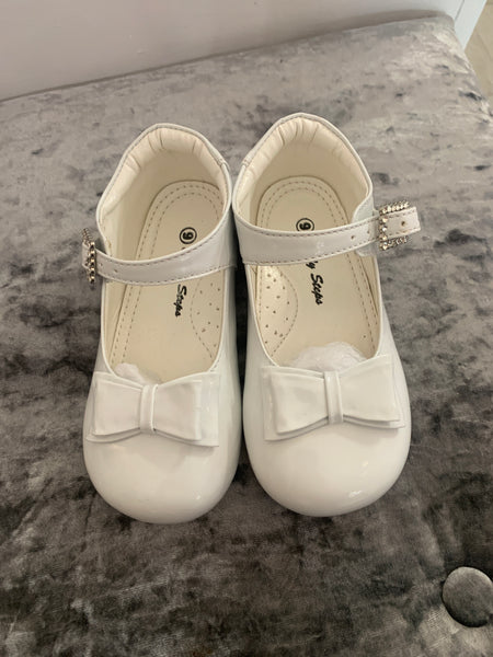 White bow shoes