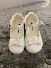White bow shoes